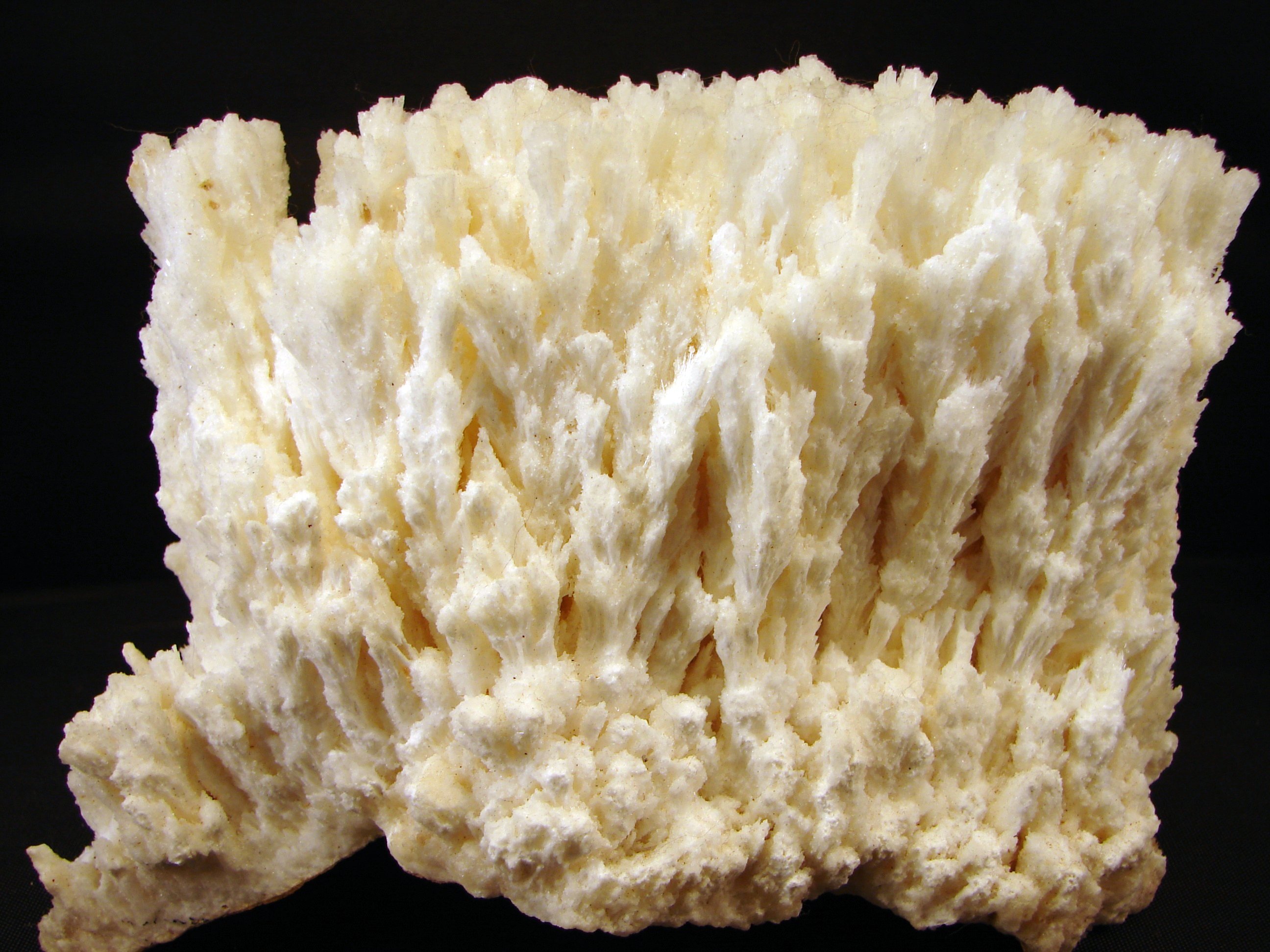 Карбонат кальция в природе встречается в виде. Карбонат кальция минерал. Карбонат кальция в природе. Мрамор карбонат кальция. Кальций в природе.
